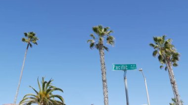 Pasifik Caddesi kavşağındaki yol tabelası, 101 numaralı güzergah, Kaliforniya, ABD. Kesişme noktasındaki mektup, yaz seyahatlerinin ve tatillerin sembolü. Los Angeles yakınlarındaki kentte tabela.