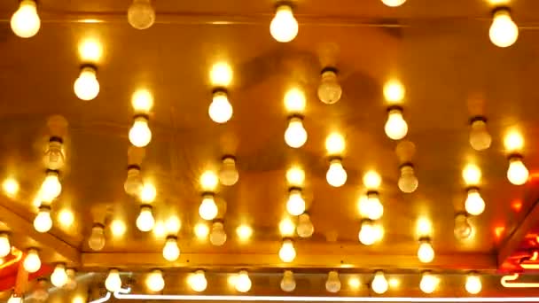 Staré fašované elektrické lampy blikaly a svítily v noci. Abstraktní zblízka retro kasinové dekorace třpytící se v Las Vegas, USA. Iluminated vintage style bulbs glittering on Freemont street — Stock video