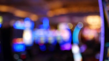 Las Vegas Bulvarı, ABD 'de kumarhanede çözülmüş kumar makineleri parlıyor. Fremont caddesi yakınlarındaki bir otelde kumarda büyük ikramiye oynamış. Riskli para oynamak ve bahis oynamak için aydınlatılmış neon meyve makinesi
