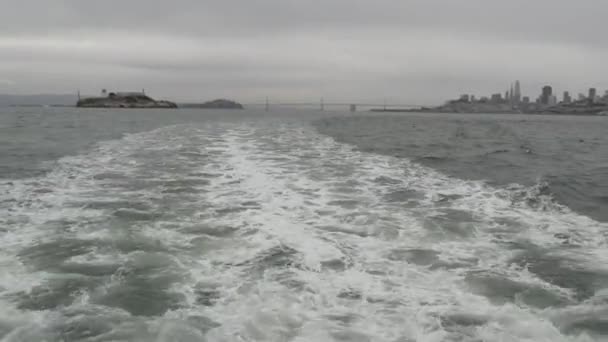 Alcatraz island in San Francisco Bay, California USA. Federal prison for gangsters on rock, foggy weather. Historic jail, cliff in misty cloudy harbor. Gaol for punishment and imprisonment for crime — Stock Video