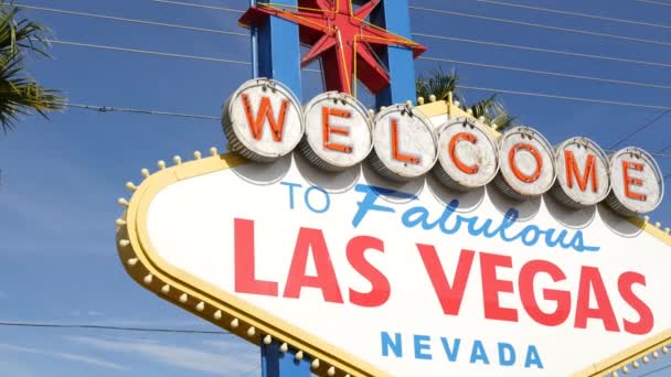 Willkommen im fabelhaften Las Vegas Retro-Leuchtreklame in Glücksspiel-Touristenort, USA. Ikonisches Vintage-Banner als Symbol für Casino, Glücksspiele, Geldspiele und Risikowetten. Schriftzug auf Schild — Stockvideo
