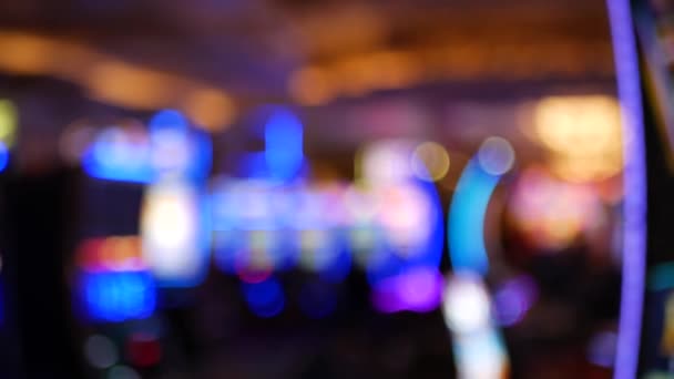 Las Vegas Bulvarı, ABD 'de kumarhanede çözülmüş kumar makineleri parlıyor. Fremont caddesi yakınlarındaki bir otelde kumarda büyük ikramiye oynamış. Riskli para oynamak ve bahis oynamak için aydınlatılmış neon meyve makinesi — Stok video