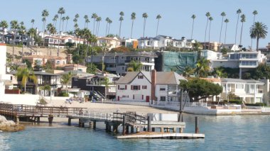 Lüks mülk, Pasifik Okyanusu kıyısındaki sahil arazisi, Newport sahil limanı, Kaliforniya, ABD. Los Angeles yakınlarında hafta sonu deniz kenarındaki kiralık evler. Tatil zengini varoş rıhtım evleri.