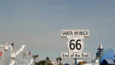 Santa Monica, LOS ANGELES, ABD - 28 OCT 2019: 66. tarihi güzergah, ünlü klasik Kaliforniya gezi sembolü. Pasifik Okyanusu kıyısındaki tatil köyünde. Lunaparkta mavi gökyüzüne karşı ikonik retro yol işareti.