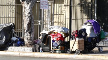 SAN DIEGO, CALIFORNIA USA - 4 HAZİRAN 2020: Yoldaki evsiz sokak insanları, yol kenarındaki kamyon. Los Angeles yakınlarındaki şehir merkezinde dilencilik sorunu. İşsiz dilenciler kaldırımlarda yaşar.