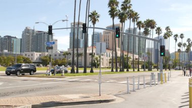 SAN DIEGO, CALIFORNIA USA - 30 HAZİRAN 2020: Şehir merkezindeki şehir merkezi. Gaslamp Quarter 'ın şehir silueti. Büyük şehir manzarası, Pasifik limanı, palmiye ağaçları. Arabalar yolda gidiyor..