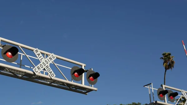 Señal Advertencia Cruce Nivel Aviso Cruzado Semáforo Rojo Intersección Carreteras —  Fotos de Stock