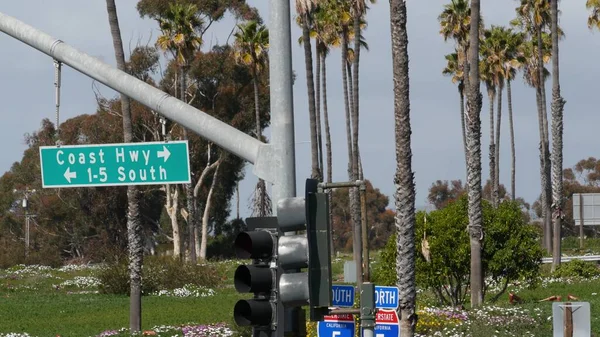 パシフィック コースト ハイウェイ 歴史的ルート101道路標識 カリフォルニア州の観光地米国 交差点の標識に手紙 海沿いの夏の旅行のシンボル 全米の風光明媚な方法 — ストック写真