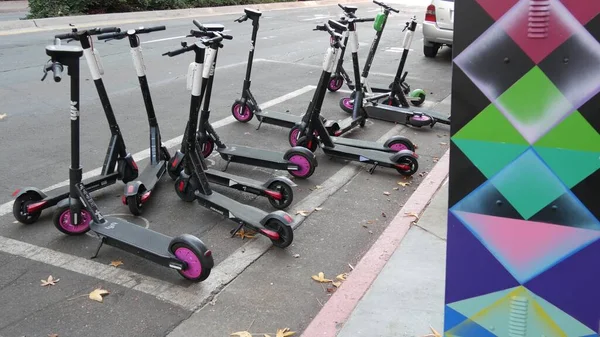 San Diego California Ene 2020 Fila Paseo Compartiendo Scooters Eléctricos —  Fotos de Stock