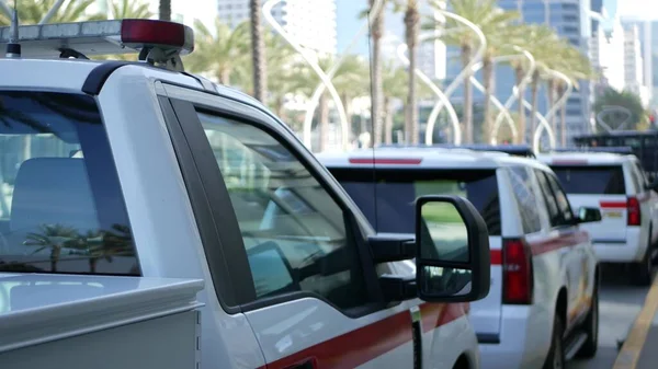 SAN DIEGO, CALIFORNIA USA - 15 HAZİRAN 2020: Broadway 'de acil durum sirenleri olan itfaiye araçları ve şerifin arabası. İtfaiyecilerin araçları şehir merkezinde. İtfaiye kurtarma ve kamu güvenliği için.