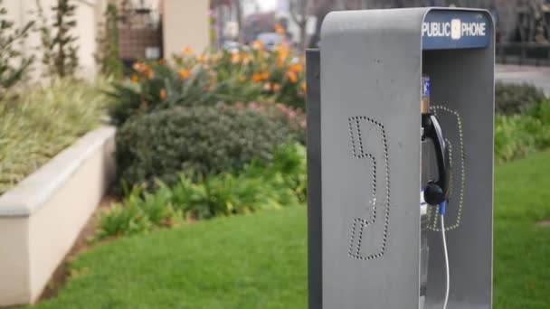 Retro mincovní telefonní automat pro nouzové volání na ulici, Kalifornie USA. Veřejná analogová telefonní budka. Zastaralá technologie pro připojení a telekomunikační služby. Mobilní telefon na krabici — Stock video