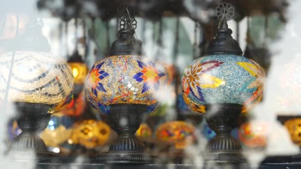 Kleurrijke turkse lampen van glasmozaïek gloeien. Arabisch multi gekleurde authentieke retro stijl lichten. Veel verlichte Marokkaanse ambachtelijke lantaarns. Oosterse islamitische Midden-Oosten decor. Glanzende folk shop — Stockvideo