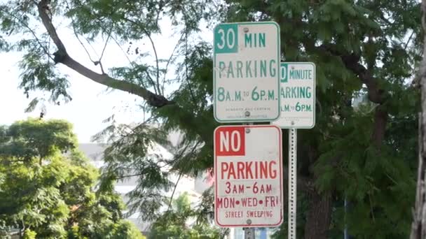 Señal de estacionamiento como símbolo de las dificultades de tráfico y los problemas de transporte en las zonas urbanas ocupadas de Estados Unidos. Zona de aparcamiento público de pago en el centro de San Diego, California. Espacio limitado para coches en la ciudad — Vídeo de stock