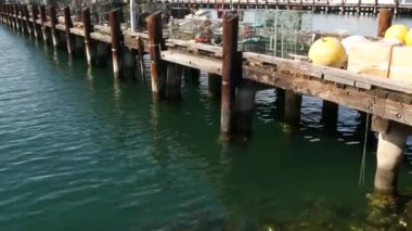 Tuzaklar, ipler ve kafesler rıhtımda, ticari limanda, balıkçılık endüstrisinde San Diego limanında, Kaliforniya 'da. Limanda deniz ürünleri yakalamak için boş tencere ve krepler. Limanda birçok balıkçı ağı ve sepet var.