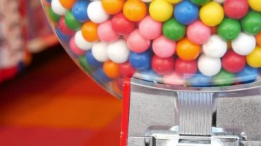 Klasik otomatta renkli sakızlar, ABD. Çok renkli sakız, bozuk para işleten retro şeker kutusu. Çocukluğun ve yazın sembolü olarak sakız çiğnemek. Klasik otomatta karışık tatlılar