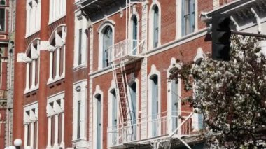 Yangın merdiveni San Diego City, ABD 'deki tuğla bina dışında. Güvenli bir tahliye için tipik New York tarzı acil çıkış. Gayrimenkullerin sembolü olarak klasik retro ev dış görünümü