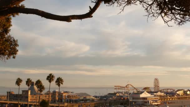 Classic reuzenrad, pretpark op pier in Santa Monica Pacific Beach Resort. Summertime California esthetisch, iconisch uitzicht, symbool van Los Angeles, CA USA. Zonsondergang gouden hemel en attracties — Stockvideo