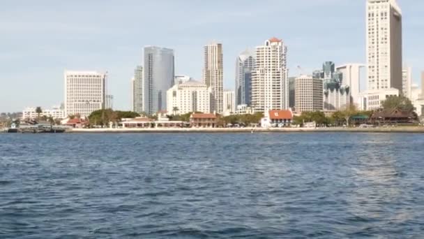 Skyline urbaine de Metropolis, gratte-ciel de grande hauteur du centre-ville, San Diego Bay, Californie États-Unis. Bâtiments riverains près du port de l'océan Pacifique. Vue du bateau, transports en commun nautiques vers Coronado — Video