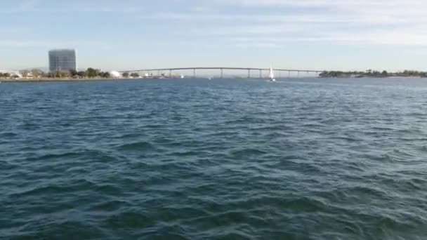 Famoso ponte automobilistico Coronado nella contea di San Diego, California, USA. Vista dalla barca sulla superficie dell'acqua della baia dell'oceano Pacifico. Porto nella città americana. Infrastrutture di trasporto per automobili via mare — Video Stock