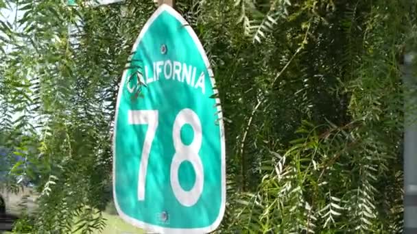 Sinal de entrada na auto-estrada no cruzamento de intercâmbio no condado de San Diego, Califórnia EUA. Estrada estadual 78 placa de sinalização. Símbolo da viagem rodoviária, transporte e regras e regulamentos de segurança do tráfego — Vídeo de Stock