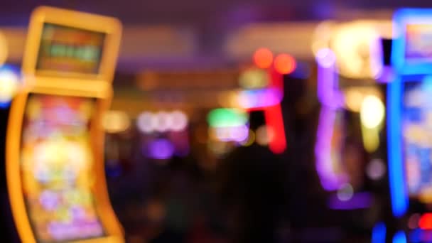 Las máquinas tragamonedas desenfocadas brillan en el casino en la fabulosa Las Vegas Strip, Estados Unidos. Desenfocado juego jackpot ranuras en el hotel cerca de la calle Fremont. Máquina de fruta de neón iluminada para jugar y apostar dinero de riesgo — Vídeos de Stock