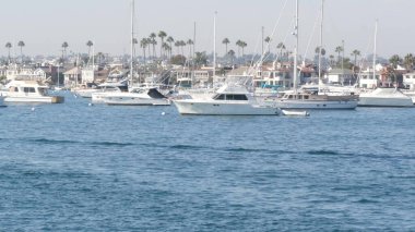 Newport sahil limanı, hafta sonu yat ve yelkenli limanı, Pasifik Sahili, Kaliforniya, ABD. Orange County 'deki liman kenar mahallelerinde. Sahil kıyısında pahalı bir tatil yeri..