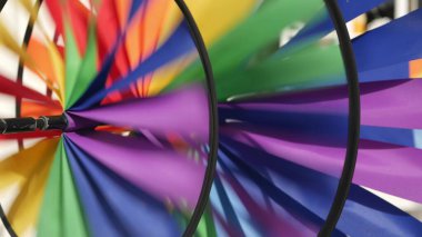 Renkli fırıldak döndürme, rüzgar gülü, ABD 'de bahçe dekorasyonu. Çocukluğun gökkuşağı sembolü, fantezi ve hayal gücü dönüyor. Çok renkli spiral oyuncaklar esintide dönüyor. Yaz rüyası.