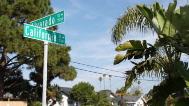 Kaliforniya sokak tabelası kavşakta. Kesişme noktasındaki harf, yaz seyahatlerinin ve tatillerin sembolü. ABD turizm merkezi. Los Angeles yakınlarında 101. güzergah..