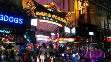 BANGKOK, THAILAND, 13 HAZİRAN 2019 Nana Plaza Caddesi 'nde parlayan neon ışıkları. Erotik Red Light semtinde gece hayatı. Aydınlatılmış bar ve yetişkin go-go-show kulübü. Gece hayatı turist eğlencesi