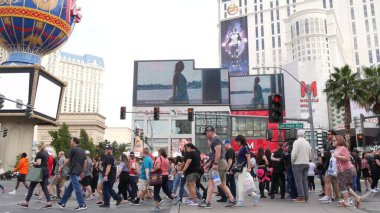 LAS VEGAS, NEVADA USA - 7 MAR 2020: yaya geçidi üzerinde insanlar. Şehir avlusunda yürüyen çok kültürlü erkek ve kadınlar. Kaldırımda bir sürü vatandaş var. Metropolis 'teki çok ırklı yüzlerin çeşitliliği.