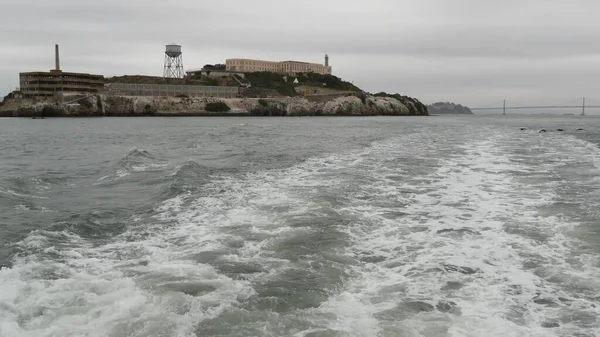 米国カリフォルニア州サンフランシスコ湾にあるアルカトラズ島 岩の上のギャングの連邦刑務所だ霧の多い天気だ 歴史的な刑務所霧の中の崖曇りの港 犯罪の罰と投獄のための刑務所 — ストック写真