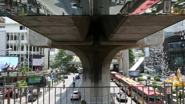 Bangkok Tailandia Julio 2019 Intersección Concurrida Calle Ciudad Gente Motocicletas —  Fotos de Stock