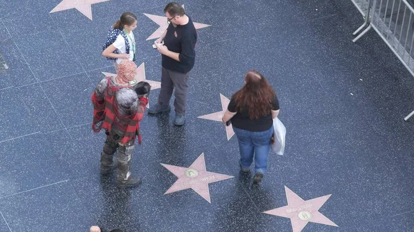 Los Angeles California 11月2019 ロサンゼルスのハリウッド大通りにある名声遊歩道の散歩 アスファルトの有名人の星の近くを歩く歩行者 ドルビーとTcl中華劇場の近くのウォークウェイフロア — ストック写真