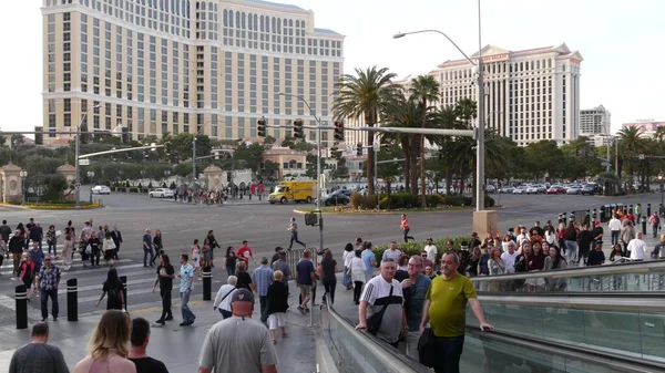 Las Vegas Nevada Usa Mar 2020 Persone Sulla Passerella Pedonale — Foto Stock