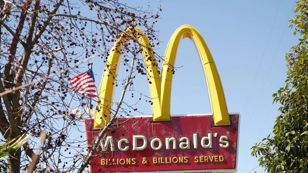 Vista California Eua Fevereiro 2020 Logotipo Mcdonalds Assina Bandeira Americana — Fotografia de Stock