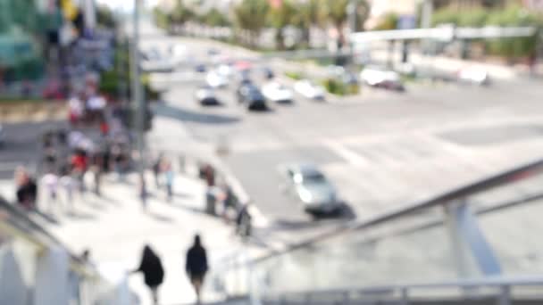 Perspectief uitzicht via roltrap, onherkenbare groep mensen op kruispunt van wegen op Strip of Las Vegas, USA. Anonieme wazige voetgangers op loopbrug in drukke stedelijke binnenstad — Stockvideo