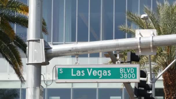 Fabulos Las Vegas, trafikskilt på The Strip i syndebyen USA. Ikonisk skilt på vejen til Fremont Street i Nevada ørkenen. Symbol på casino penge at spille, væddemål og fare i gaming område – Stock-video