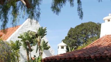Meksika sömürgesi tarzı banliyö, İspanyol evi dışı, yeşil yemyeşil yemyeşil bahçe, San Diego, Kaliforniya ABD. Akdeniz terasotta seramik kil kiremit çatıda. Kırsal ispanyolca döşeli çatı. Kırsal ayrıntı