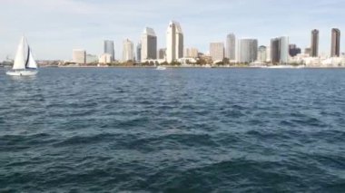 Metropolis şehir silueti, şehir merkezindeki yüksek gökdelenler, San Diego Körfezi, Kaliforniya ABD. Pasifik Okyanusu limanı yakınlarındaki rıhtım binaları. Coronado 'ya gemiden, denizden toplu taşıma