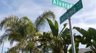 Kaliforniya sokak tabelası kavşakta. Kesişme noktasındaki harf, yaz seyahatlerinin ve tatillerin sembolü. ABD turizm merkezi. Los Angeles yakınlarında 101. güzergah.