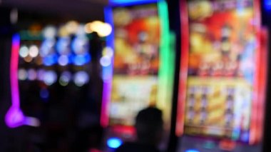 Las Vegas Bulvarı, ABD 'de kumarhanede çözülmüş kumar makineleri parlıyor. Fremont caddesi yakınlarındaki bir otelde kumarda büyük ikramiye oynamış. Riskli para oynamak ve bahis oynamak için aydınlatılmış neon meyve makinesi