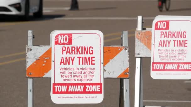 Znak parkingowy jako symbol trudności w ruchu drogowym i problemów transportowych w ruchliwych obszarach miejskich USA. Strefa płatnego parkingu publicznego w centrum San Diego w Kalifornii. Ograniczona przestrzeń dla samochodów w mieście — Wideo stockowe