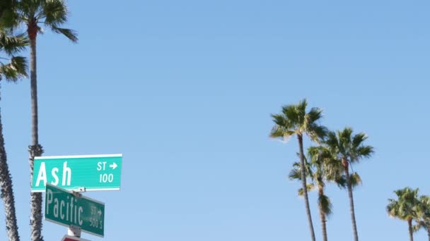 Pacific street road sign on crossroad, ruta 101 destino turístico, California, EE.UU.. Letras en el cartel de intersección, símbolo de viajes de verano y vacaciones.Signboard en la ciudad cerca de Los Ángeles — Vídeos de Stock