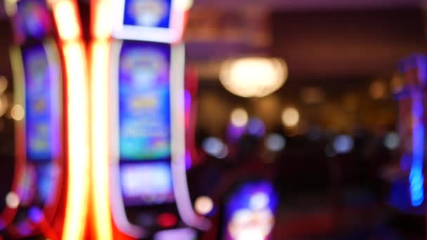 Defocused játékgépek világít kaszinó mesés Las Vegas Strip, USA. Homályos szerencsejáték jackpot nyerőgépek hotel közelében Fremont Street. Világító neon gyümölcs gép kockázati pénz lejátszására és fogadására — Stock videók