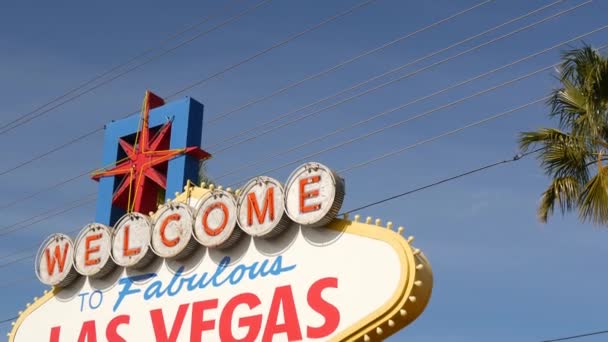 Üdvözöljük a mesés Las Vegas retro neon jel szerencsejáték turisztikai üdülőhely, USA. Ikonikus vintage banner szimbólumaként kaszinó, szerencsejátékok, pénz játék és a veszély fogadás. Felirat a táblára — Stock videók