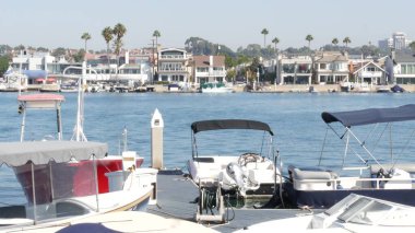Newport sahil limanı, hafta sonu yat ve yelkenli limanı, Pasifik Sahili, Kaliforniya, ABD. Orange County 'deki liman kenar mahallelerinde. Sahil kıyısında pahalı bir tatil yeri..