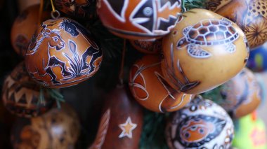 Tahta süslemeli el yapımı Meksika dekoru. Yeni yıl ağacında asılı yerli hediyelik eşyalar, el işi piyasası, California USA. İspanyol otantik desen, Latin Amerika 'dan geleneksel el işi..