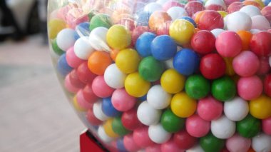 Klasik otomatta renkli sakızlar, ABD. Çok renkli sakız, bozuk para işleten retro şeker kutusu. Çocukluğun ve yazın sembolü olarak sakız çiğnemek. Klasik otomatta karışık tatlılar.