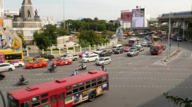 BANGKOK, THAILAND - 10 HAZİRAN, 2019: Krungthep başkentinde Zafer Monumet yakınlarında yoğun trafik. Meşhur Asya simgesi ve seyahat yeri. Şehir merkezi modern şehir hayatı. Yarasa insanlar ve yolcular