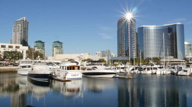 SAN DIEGO, CALIFORNIA USA - 13 Şubat 2020: USS Midway ve Kongre Merkezi yakınlarındaki Embarcadero marina Parkı. Marriott Oteli, Seaport Village yakınlarında. Lüks yatlar, şehir siluetinin gökdelenleri..